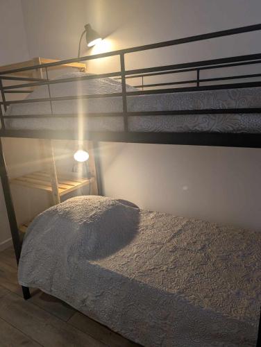 une chambre avec deux lits superposés et une lampe dans l'établissement appartement dans le village, à Néoules