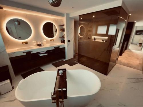 une salle de bain avec un lavabo, des toilettes et un miroir dans l'établissement Magnifique Villa de luxe !, à La Louvière
