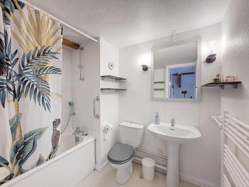 une salle de bain blanche avec des toilettes et un lavabo dans l'établissement S-Plage 01-Soustons Appartement pour 6 personnes en duplex proche lac marin, à Soustons