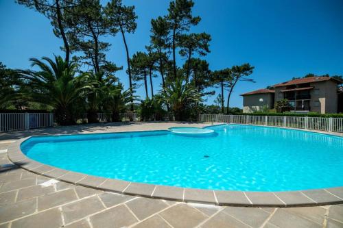 - une grande piscine dans une cour arborée dans l'établissement S-Plage 01-Soustons Appartement pour 6 personnes en duplex proche lac marin, à Soustons