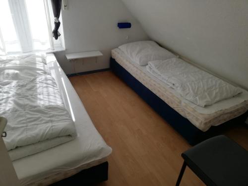 a room with two beds in a room with a window at Ferienwohnung Sonnenperle - Wohnung 13 in Breege