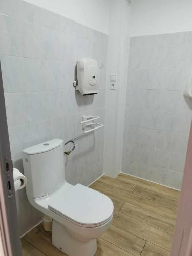 La salle de bains est pourvue de toilettes et d'un distributeur de papier sur le mur. dans l'établissement appartement dans le village, à Néoules