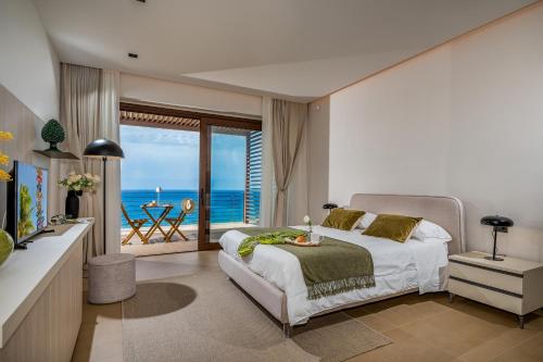 Ένα ή περισσότερα κρεβάτια σε δωμάτιο στο VILLA MULBERRY 10, Emma Villas