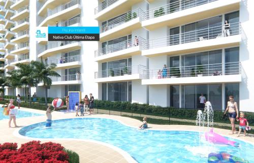 une image d'une piscine devant un bâtiment dans l'établissement apartamento familiar villeta, à Villeta