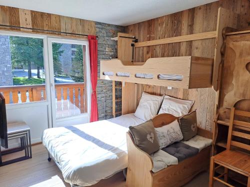 une chambre avec un lit superposé et une fenêtre dans l'établissement Appartement équipé centre Carroz et garage, à Arâches-la-Frasse