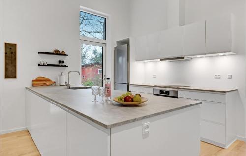 Η κουζίνα ή μικρή κουζίνα στο Stunning Home In Fårvang With Wifi