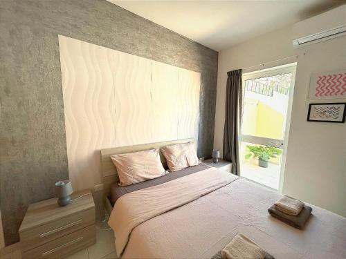 Letto o letti in una camera di Arzella Apartments Xlendi Stylish Stay Near Beach Local Eats