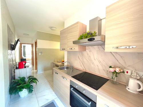 Cucina o angolo cottura di Arzella Apartments Xlendi Stylish Stay Near Beach Local Eats