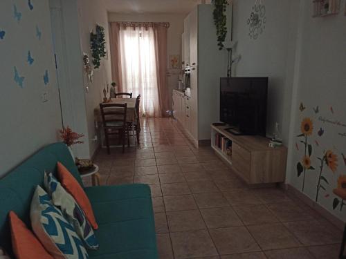 Televízia a/alebo spoločenská miestnosť v ubytovaní Casa al Mare Fontespina