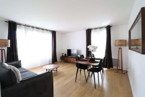 un salon avec un canapé et une table dans l'établissement Séquoia by Plaza, à Chessy