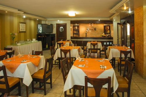 Restaurace v ubytování Hotel Podocarpus
