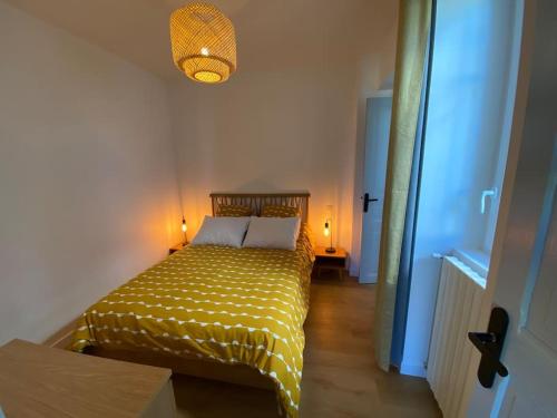バイヨンヌにあるAuberge Bayoのベッドルーム1室(黄色の掛け布団付きのベッド1台付)