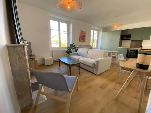 un salon avec un canapé et une table dans l'établissement Auberge Bayo, à Bayonne