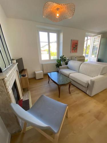 un salon avec un canapé et une cheminée dans l'établissement Auberge Bayo, à Bayonne