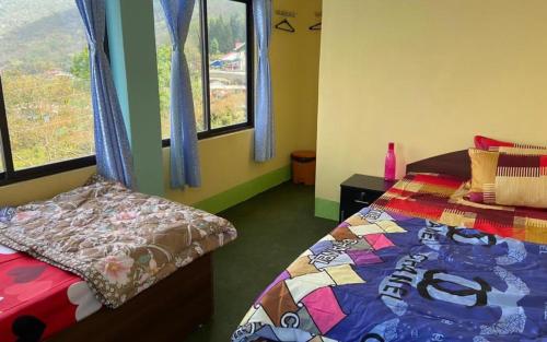 a bedroom with a bed and a window at Simma Homestay By StayApart in Pedong