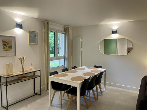 a dining room with a table and chairs at Alma Square by Plaza - proche Disneyland Paris in Magny-le-Hongre