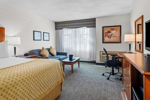 Postel nebo postele na pokoji v ubytování Best Western PLUS Langley Inn