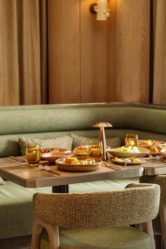 een tafel met daarop borden met eten bij Renaissance Polat Istanbul Hotel in Istanbul