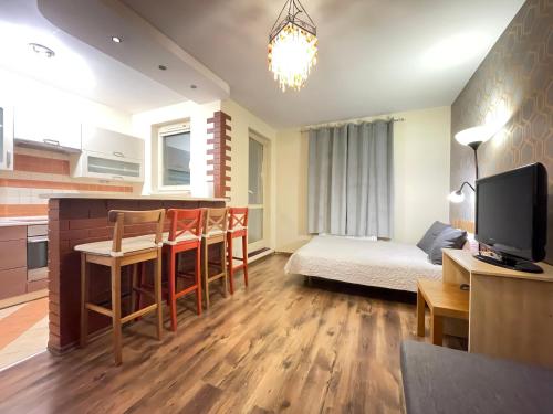 TV a/nebo společenská místnost v ubytování Superior Bukowińska, Studio, Pool & Gym! Metro Wilanowska, Garage parking! 24h reception!