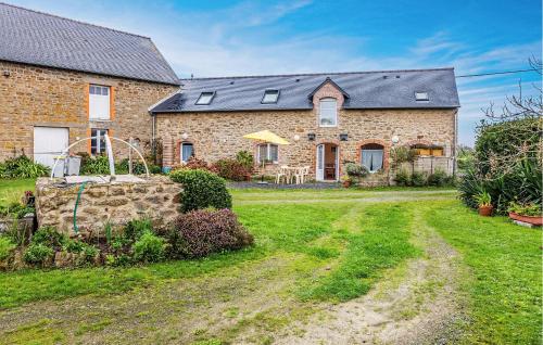 une grande maison en briques avec une cour d'herbe dans l'établissement Gorgeous Home In Saint-Méloir-Des-Ondes, à Saint-Méloir-des-Ondes