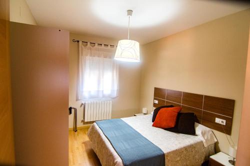 Ένα ή περισσότερα κρεβάτια σε δωμάτιο στο Apartamentos Turísticos Domus Aquae