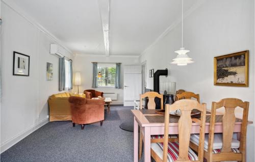 Un lugar para sentarse en 2 Bedroom Beautiful Home In Ringe
