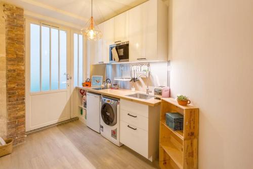 une cuisine avec un évier et une machine à laver dans l'établissement Lovely apartment in Louvre, à Paris