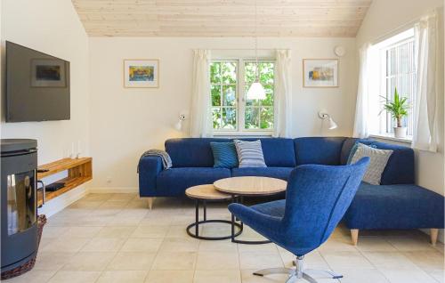 TV a/nebo společenská místnost v ubytování Stunning Home In Aakirkeby With Wifi