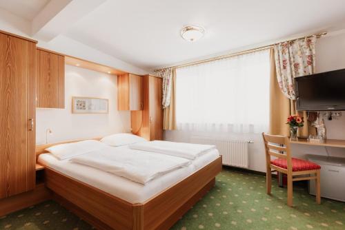 Ένα ή περισσότερα κρεβάτια σε δωμάτιο στο Hotel Gratz Großarl