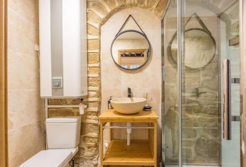 une salle de bain avec un lavabo et une douche dans l'établissement Beautiful apartment in Louvre Museum, à Paris