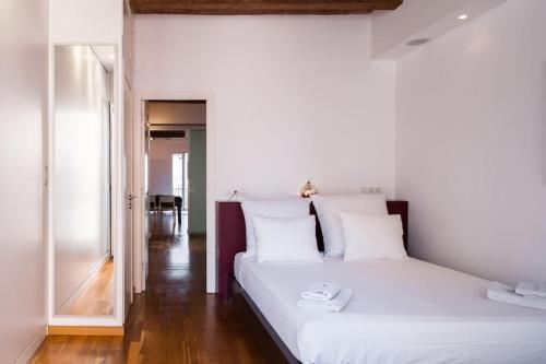 - un lit blanc avec des oreillers blancs dans l'établissement Moderno y auténtico en el corazón de Poble Sec, à Barcelone