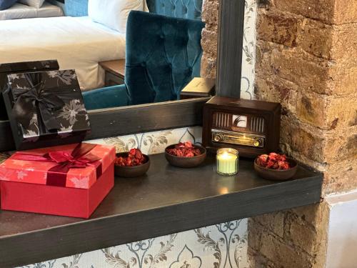 una estantería con regalos, un espejo y una cama en The Independent Hotel Taksim, en Estambul