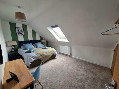 Postel nebo postele na pokoji v ubytování 2 - Badger Sett - Modern home with hot tub in Norfolk