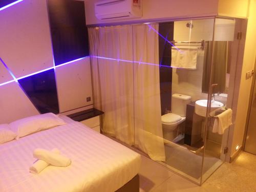 蒲種的住宿－馬來西亞蒲種韋佛酒店，带淋浴和卫生间的小浴室