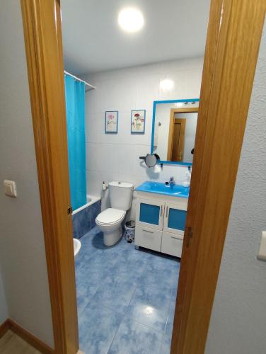 un bagno con un water, un lavandino e uno specchio di apartamento de tres dormitorios con garaje y todos los servicios cerca a Burgos