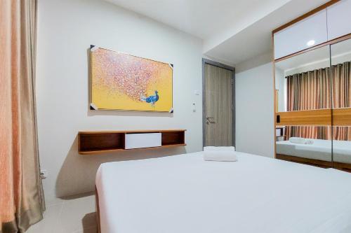 Ένα ή περισσότερα κρεβάτια σε δωμάτιο στο Great Choice 1BR Apartment Anwa Residence Bintaro By Travelio