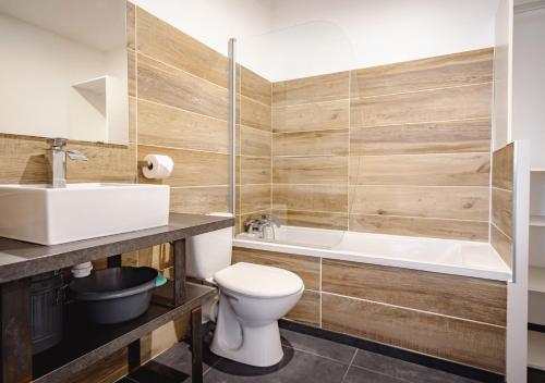 une salle de bain avec toilettes, baignoire et lavabo dans l'établissement Appart cosy au cœur de la montagne, à deux pas du télésiège, 4 CH, Tout confort, à Les Deux Alpes