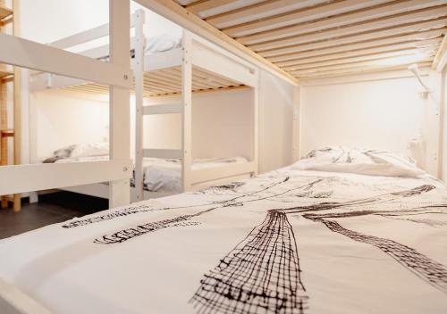 une chambre avec un lit superposé et une échelle dans l'établissement Appart cosy au cœur de la montagne, à deux pas du télésiège, 4 CH, Tout confort, à Les Deux Alpes