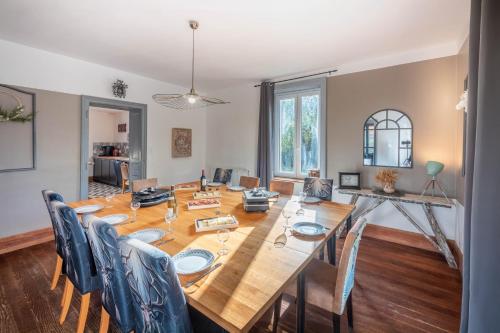une salle à manger avec une table et des chaises en bois dans l'établissement Gîte Le 1902, à Brouvelieures