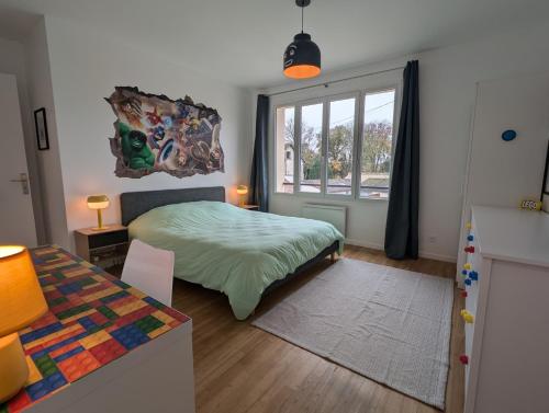 une chambre avec un lit et une fenêtre dans l'établissement Brick and Dream - 20min Disneyland - Familly - Parking, à Mortcerf