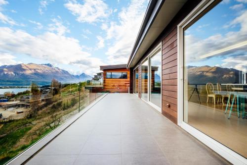 クイーンズタウンにあるAmazing lake view ensuite #1& floor heatingの山の景色を望む家