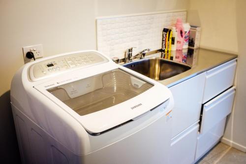 クイーンズタウンにあるAmazing lake view ensuite #1& floor heatingのギャラリーの写真