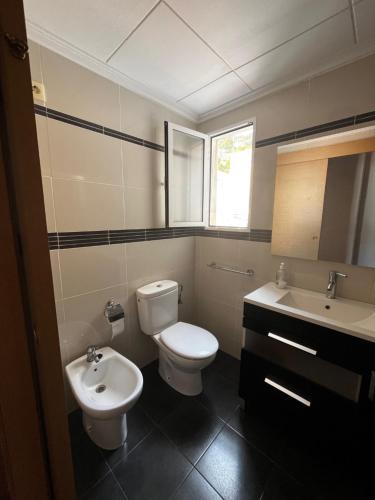 a bathroom with a toilet and a sink at Piso a 3 minutos de la playa!! 6 personas in Cullera