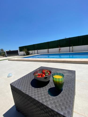 クレビジェンテにあるVilla Gerudoのプールサイドのテーブルに座った果物鉢