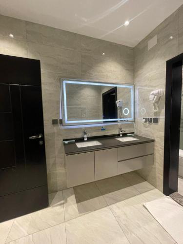 a bathroom with a sink and a mirror at فندق قمم بارك Qimam Park Hotel 6 in Al Namas