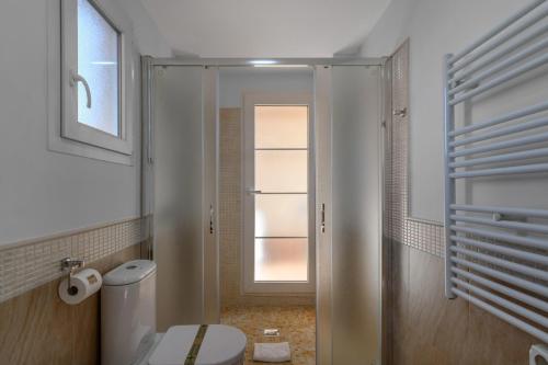 une salle de bain avec WC et douche à l'italienne dans l'établissement Las Marismas Atico PLUS by Ĥ - Isla Canela Golf GLHM59P19, à Isla Canela