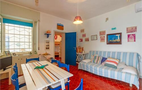 Ruang duduk di Nice Home In Trani With House Sea View