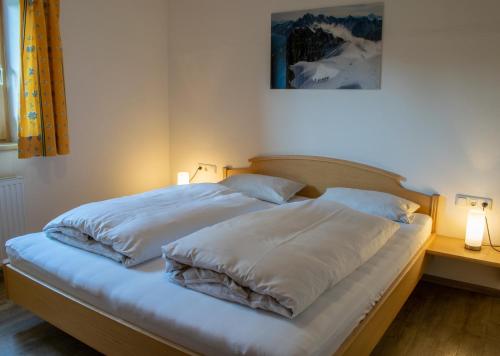 Postel nebo postele na pokoji v ubytování Reichenspitzblick Appartement