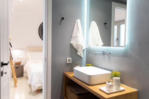 Postel nebo postele na pokoji v ubytování Dreamy 5 BDR Antiparos pool villa