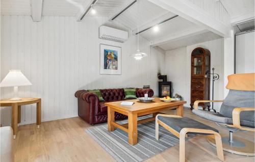 un salon avec un canapé et une table dans l'établissement Awesome Home In Gilleleje With Wifi, à Gilleleje